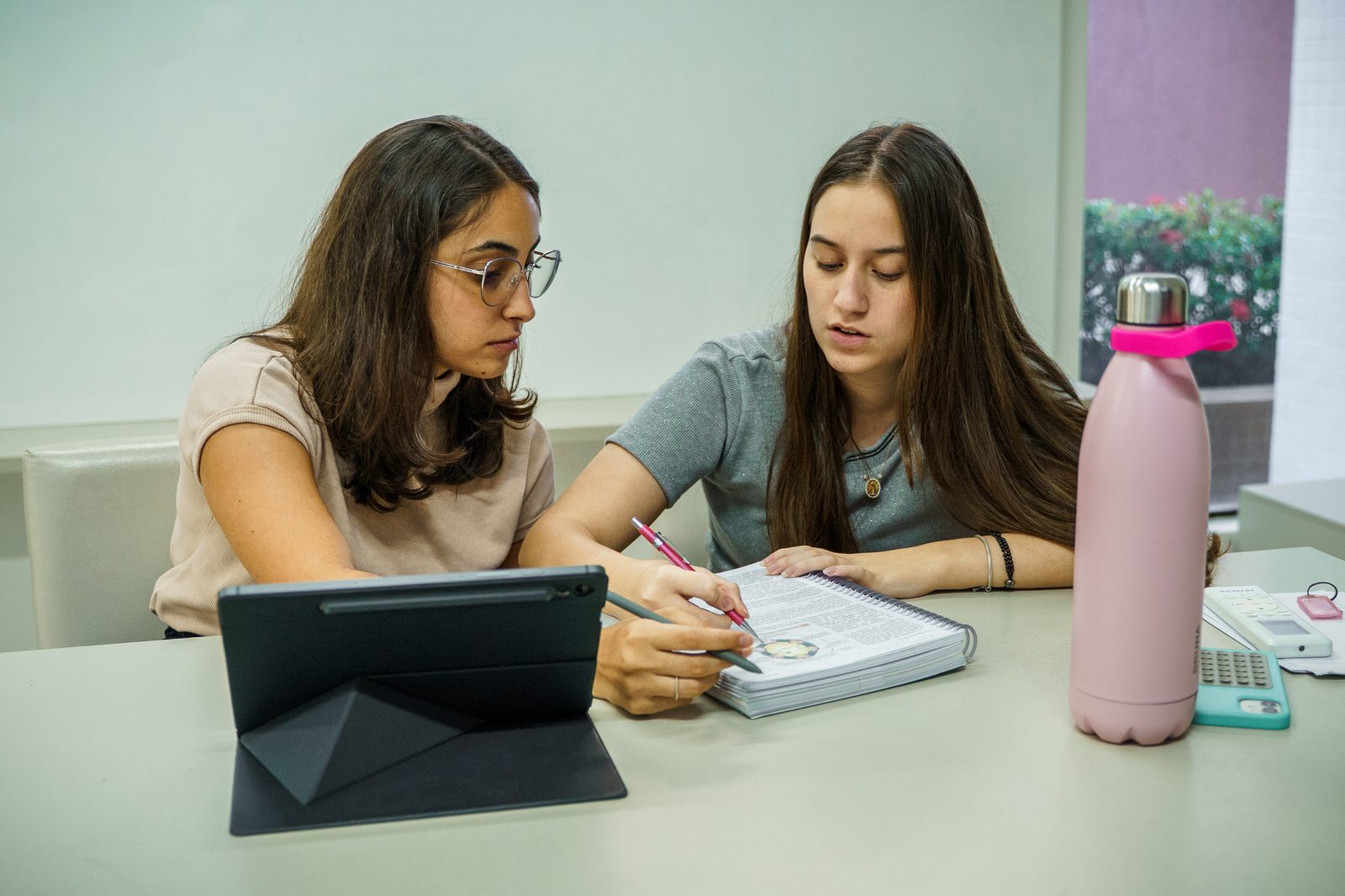 Professora parceira e aluna estudando juntas, atendimento individualizado ML Ensino Individualizado