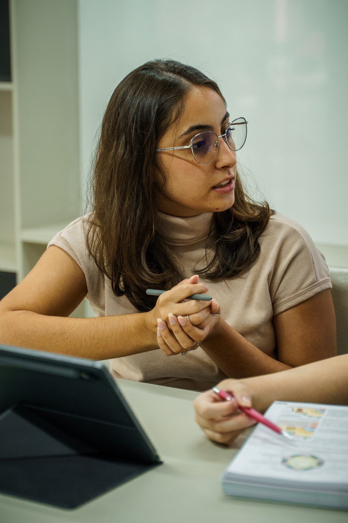 Irmãos estudando juntos à noite, atendimento em casa