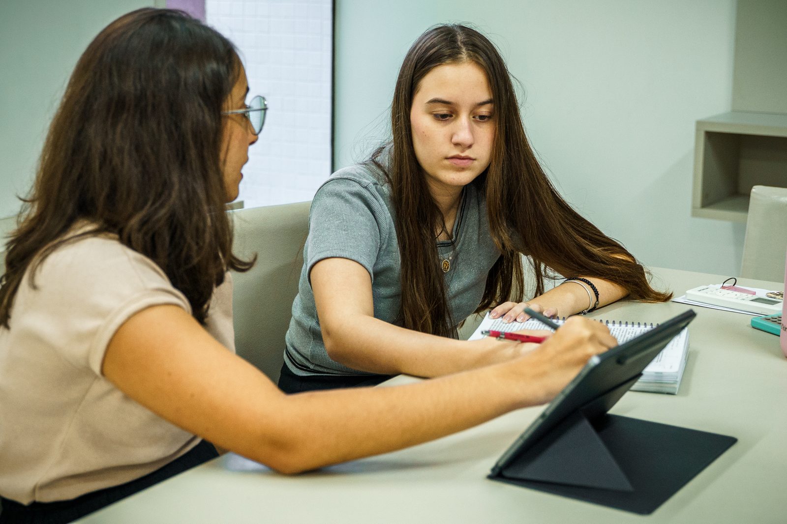 Irmãos revisando matéria com tablet