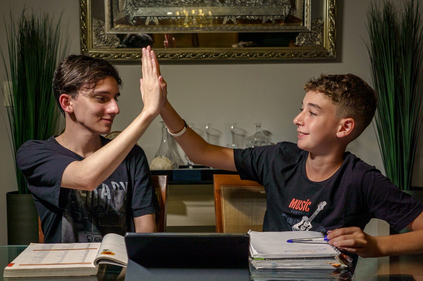 Irmãos comemorando resultado dos estudos